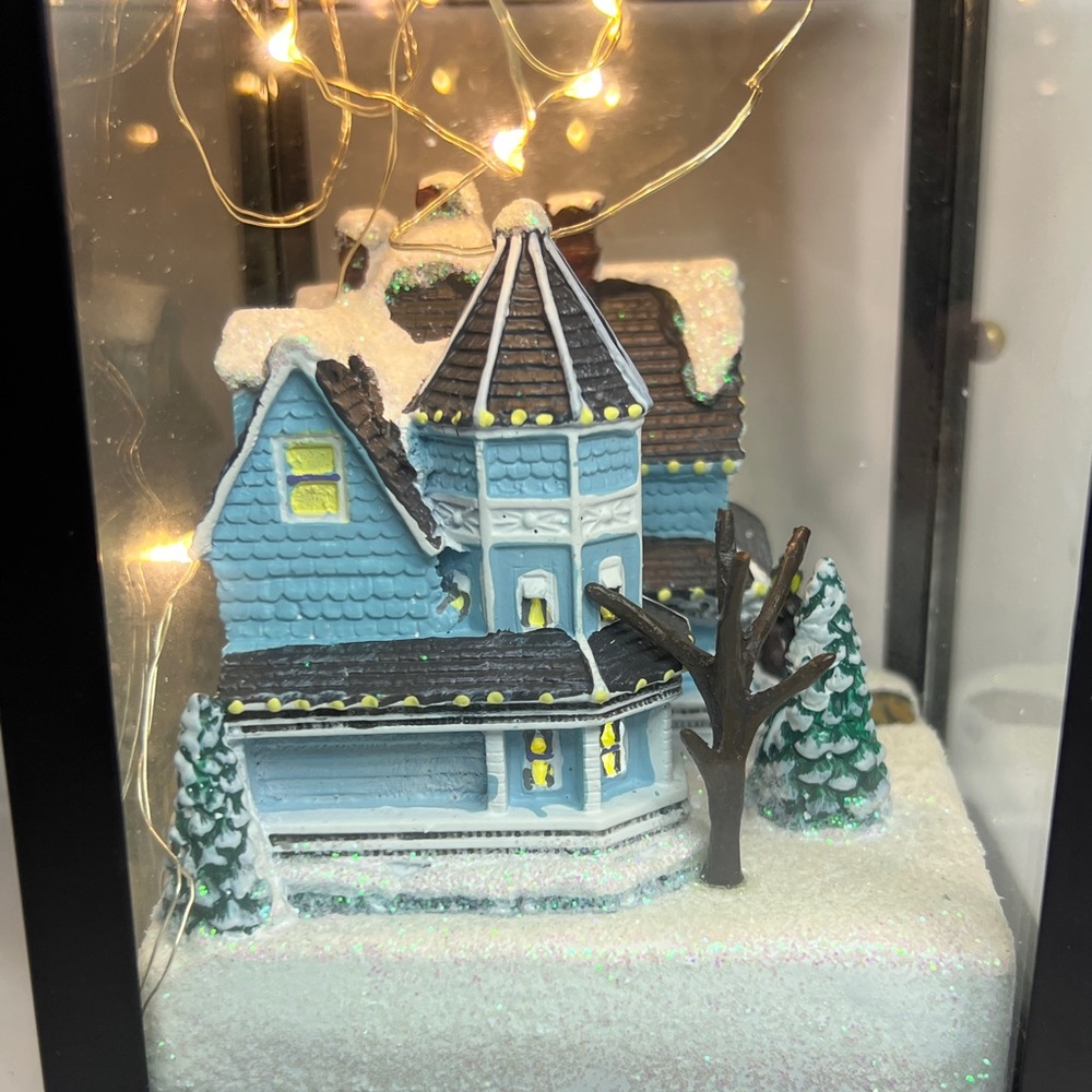 Thomas Kinkade Christmas Lantern "Love" Illuminated Lantern House - Picture 3 of 10